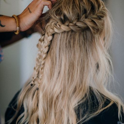 Premium Haarpflegeprodukte und Styling-Tools, verwendet bei Friseur Salon Angela Vredeveld in Harsefeld, auf einem Regal präsentiert.