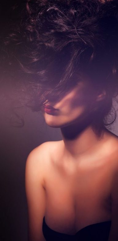 Kreative Haarfärbetechniken angewendet auf eine Kundin im Friseur Salon Angela Vredeveld, zeigt leuchtende Balayage-Highlights.
